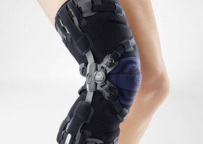 Genouillère ligamentaire avec articulations latérales et système de fixation BOA