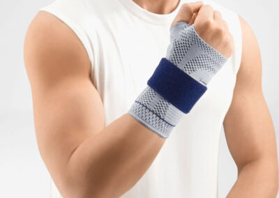 Attelle de maintien du poignet avec strapping